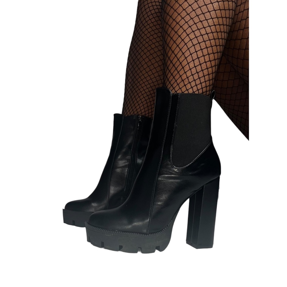 Black ankle platform Bootie